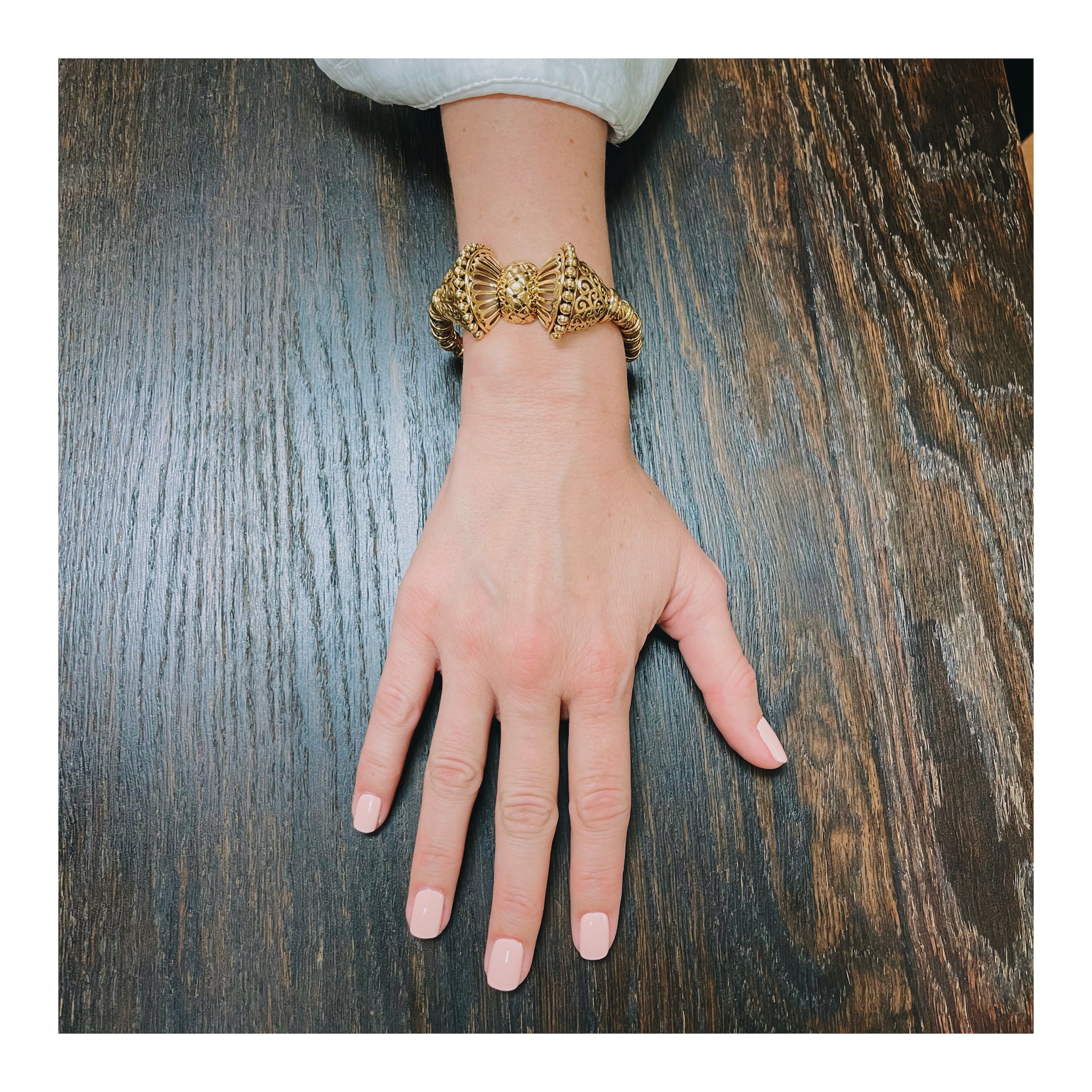 Retro Bow Motif 18K Yellow and Rose Gold Bracelet, circa 1940s