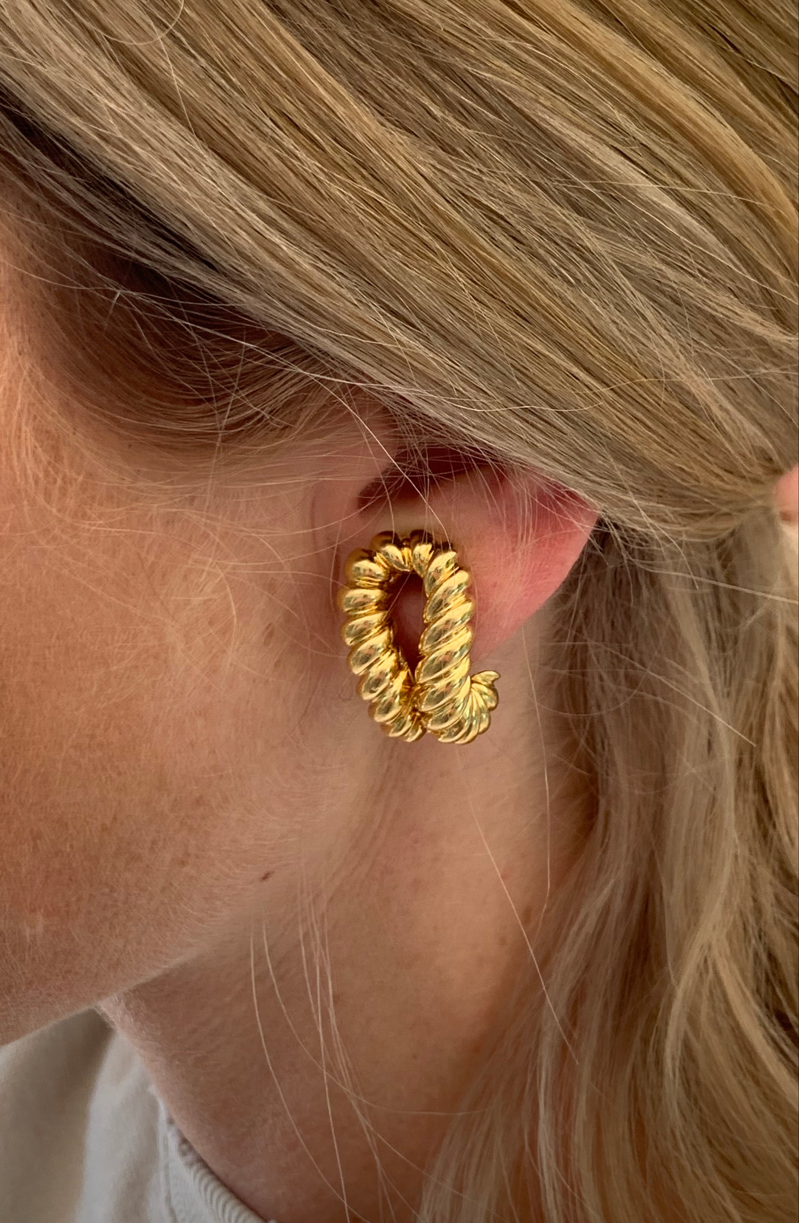 Ribbed 18k Yellow Gold Earclips, circa 1960s