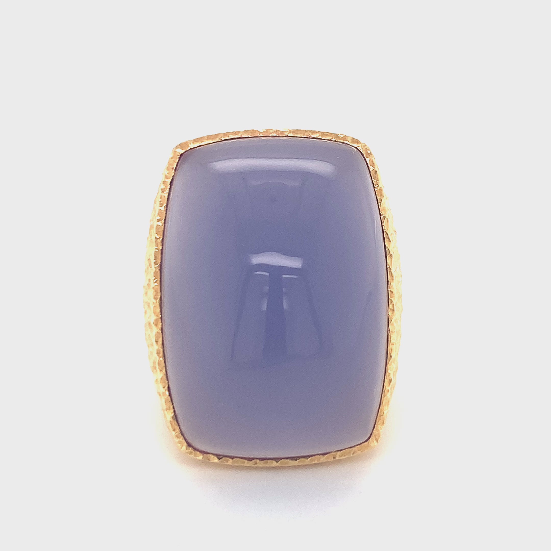 Lavender Chalcedony Ring in 18k Yellow Gold, circa 1960s