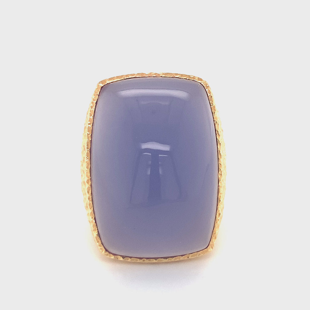 Lavender Chalcedony Ring in 18k Yellow Gold, circa 1960s