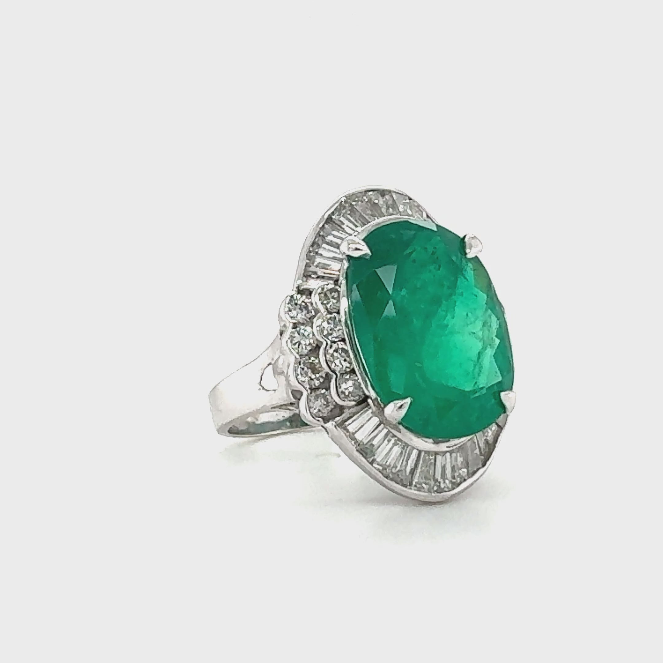 18K WHITE GOLD EMERALD AND DIAMOND RING